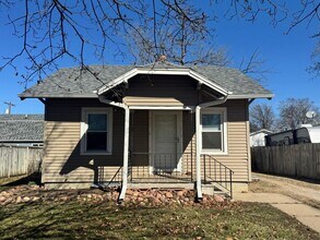 Building Photo - 3 bedroom, 2 bath in NE Lincoln