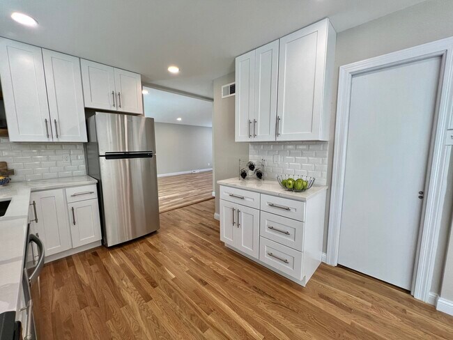 Building Photo - 417 Wenneker Dr