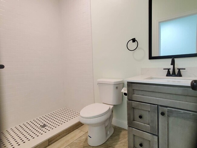 Building Photo - 343 Highland Ave