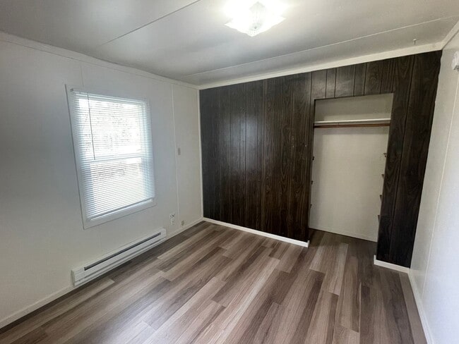 Building Photo - ***PENDING APPLICATION***2 Bed/1 Bath Char...