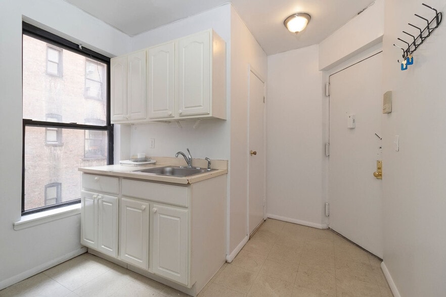 Building Photo - 236e E 95th St
