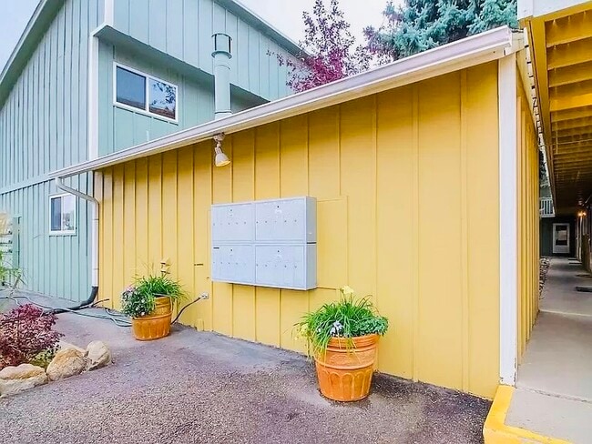 Primary Photo - 1615 Cottonwood Dr