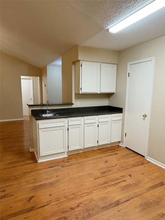 Building Photo - 1014 Stoneleigh Ct