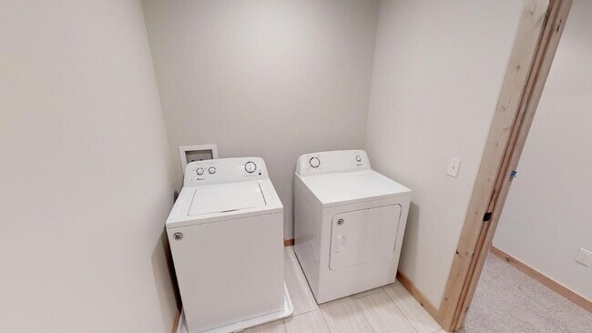 Building Photo - Townhome by the Park - Spacious 2 Car Gara...