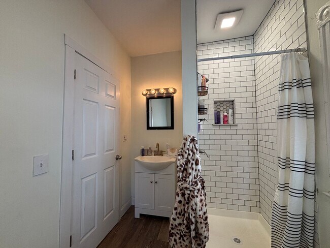 Building Photo - Single Family Home In The Park Ave Neighborhood!