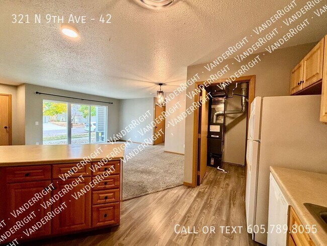 Building Photo - Updated Walk-Out 2 Bedroom Apartment!