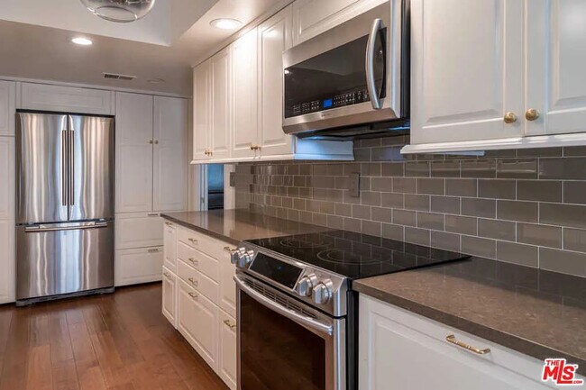 Building Photo - 5870 Green Valley Cir