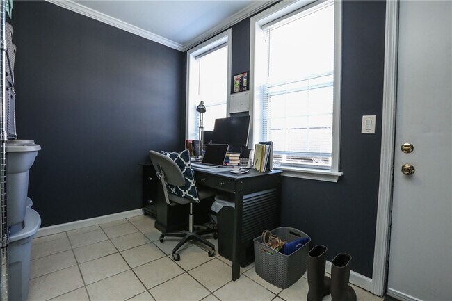 Building Photo - 872 University Ave