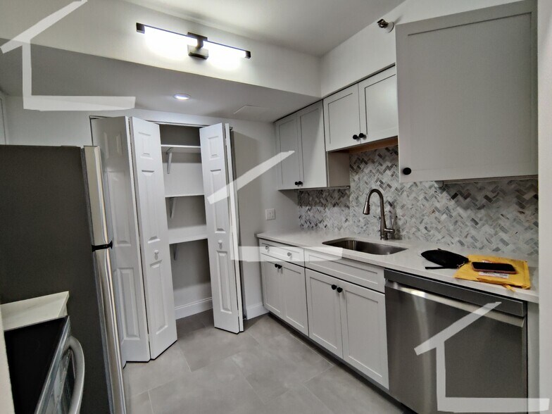 Building Photo - 1731 Beacon St