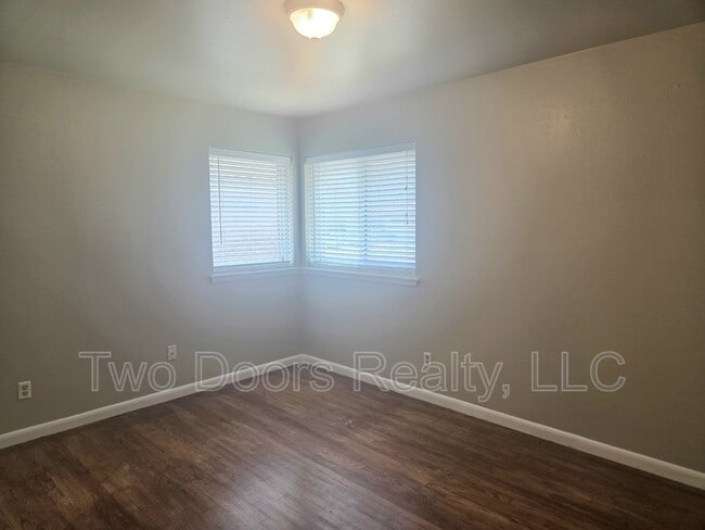 Building Photo - 705 E Carroll Ln