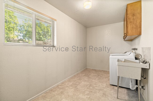 Building Photo - 4938 E Earll Dr