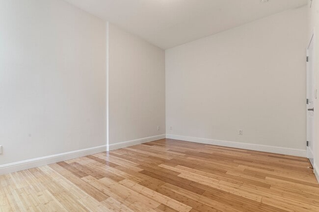 Building Photo - 2 Bed, 2 Bath, 2 Car Parking - Stunning Co...