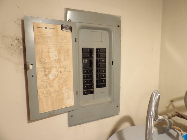 Building Photo - 35 Ashwood Ct