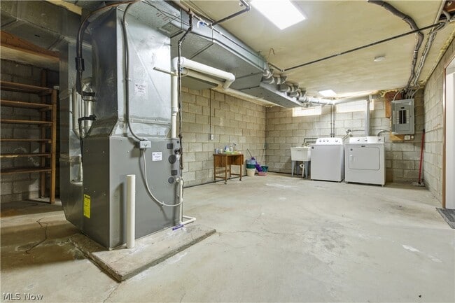 Building Photo - 2056 Laurel Hill Dr