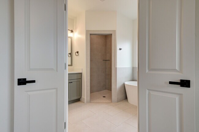 Building Photo - 2116 Josslyn Pl