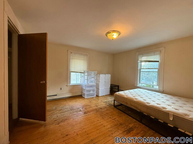 Building Photo - 31 Seattle St