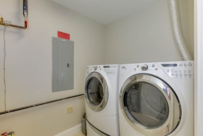Building Photo - Spectacular Penthouse Condo in Downtown No...