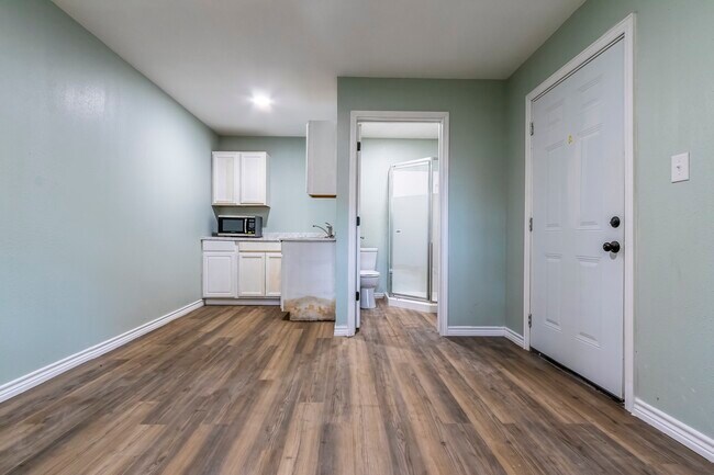 Primary Photo - 229 Bishop St