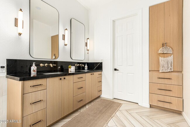 Building Photo - 9250 E Via De Vaquero Dr