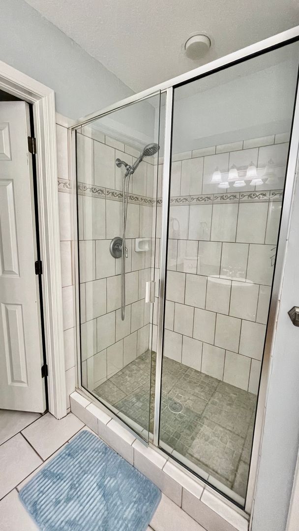 Building Photo - Gorgeous Pool Home w/ 4bd /2.5ba/Fireplace