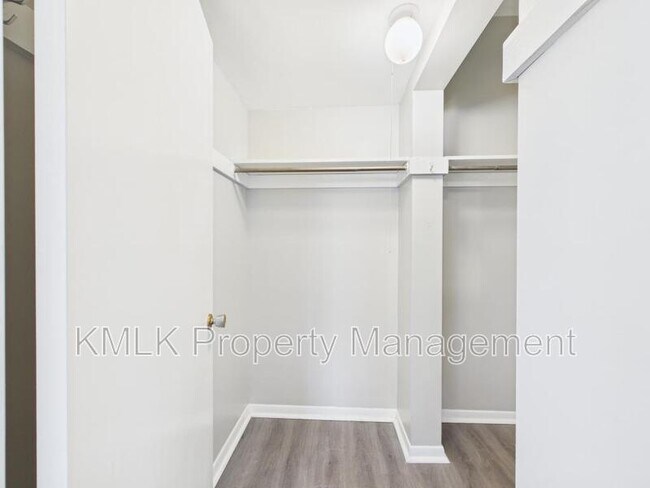 Building Photo - 429 Lovisa St