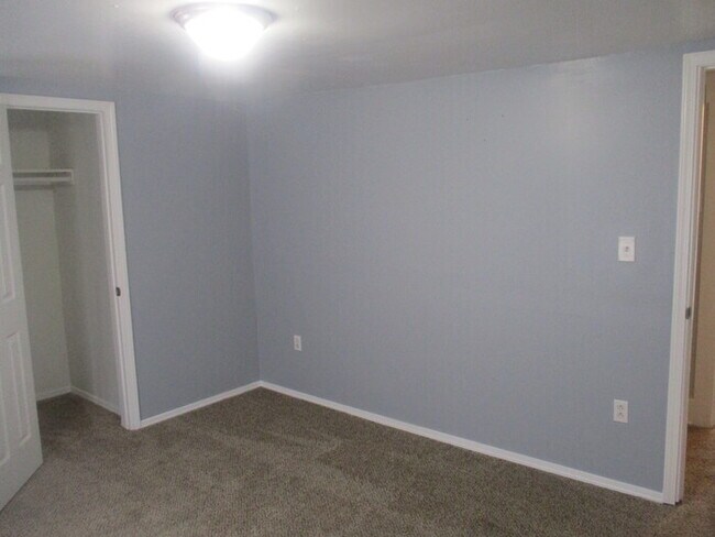 Building Photo - COMING SOON!  Updated 4 Bed 1.5 Bath Middl...