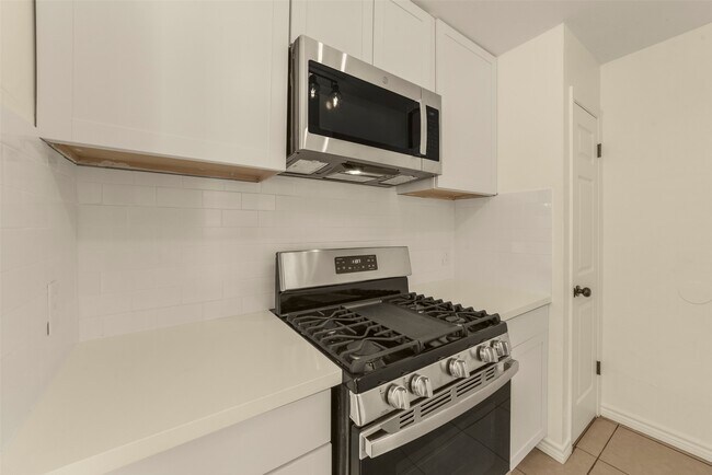 Building Photo - 18147 Dinner Creek Dr