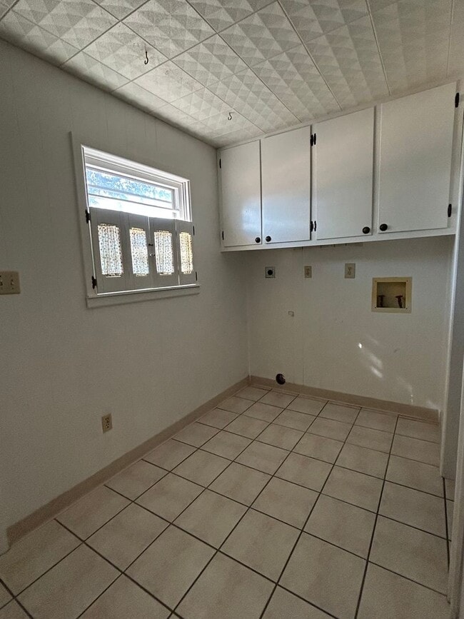 Building Photo - Charming Family Home Near John Ireland Ele...