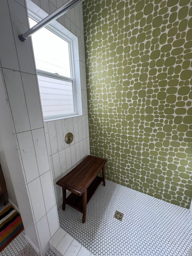 Large walk in shower - 37 Alma St