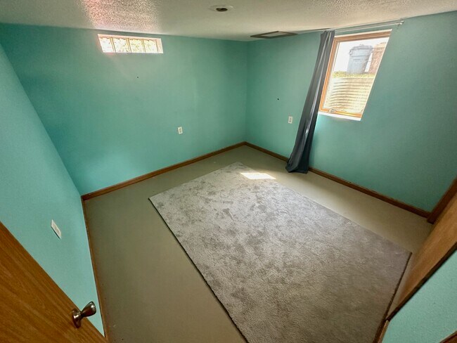 Building Photo - 1915 Highview Ct