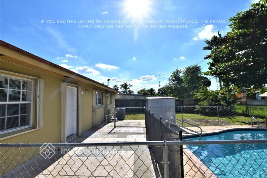 Building Photo - 2712 Alcazar Dr