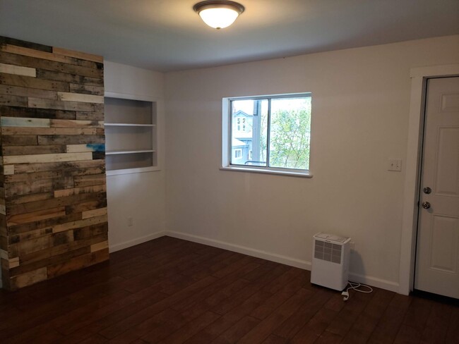 Building Photo - Remodeled 3 Bedroom 1 Bathroom House (Sout...