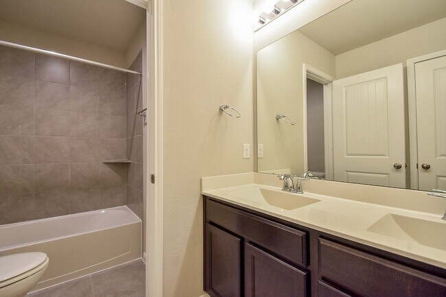 Building Photo - 1427 Central Heights Dr