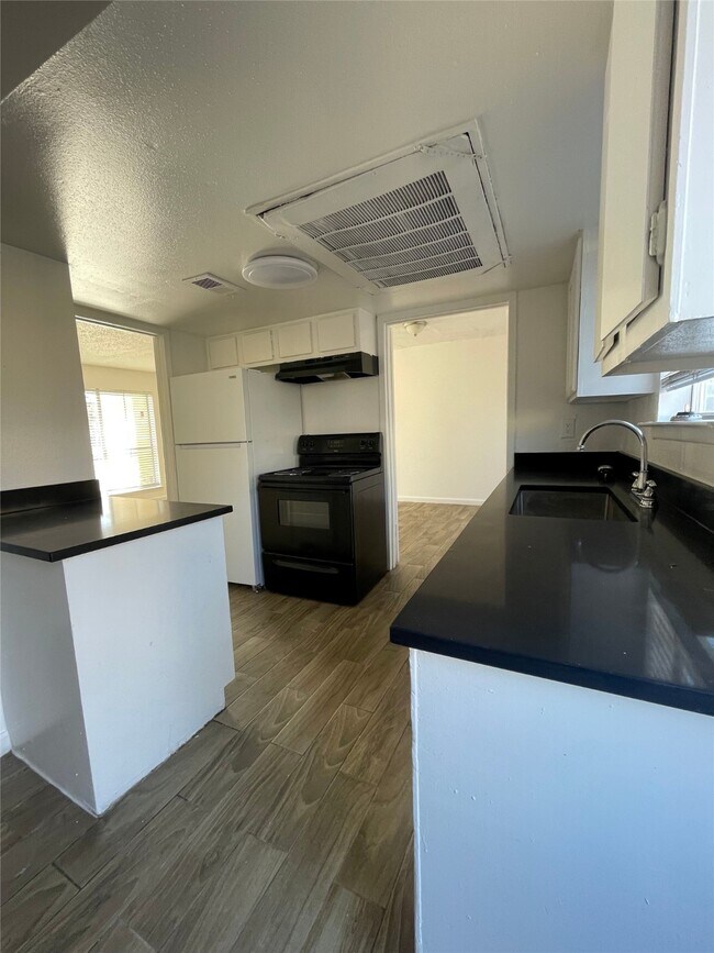 Building Photo - 6200 W Tidwell Rd