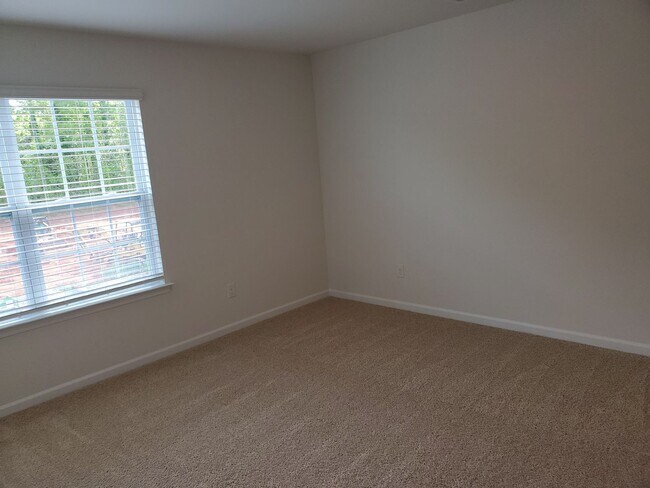 Building Photo - Beautiful Home minutes from the airport!