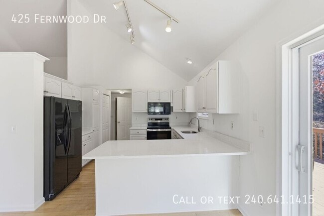 Building Photo - 425 Fernwood Dr