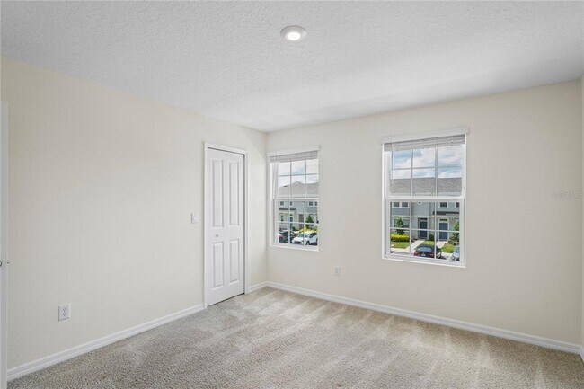 Building Photo - 6240 Fairmont Ln