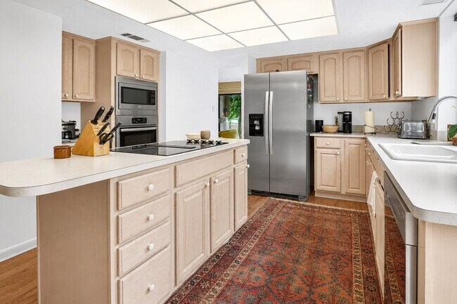 Building Photo - 30 Village Green Cir