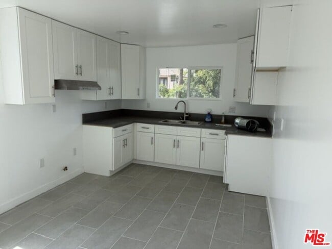 Building Photo - 1499 W 35th Pl