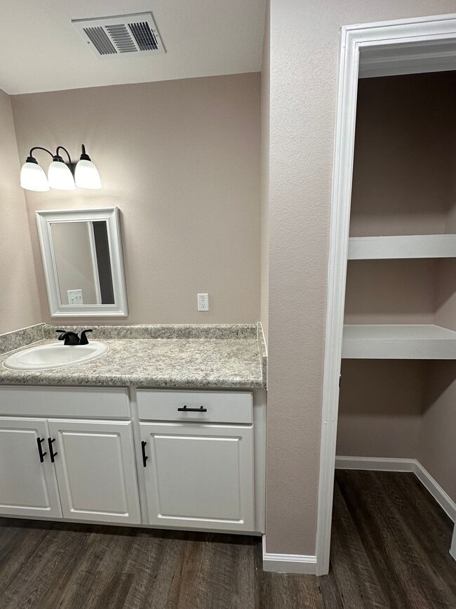 Building Photo - 3 Bed 2 Bath Brick Home with Fenced in Backyard