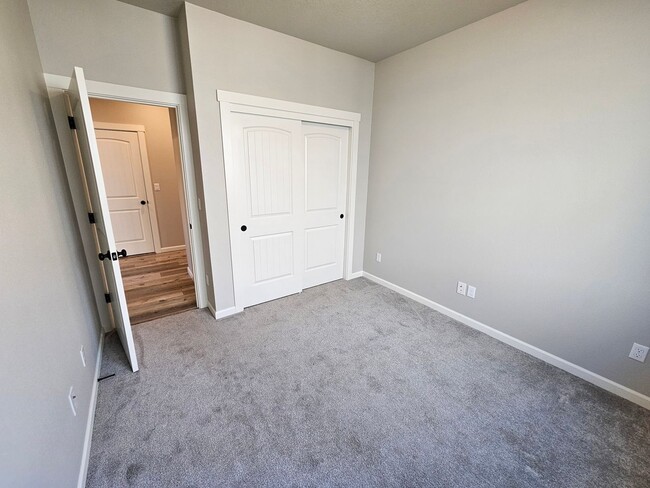 Building Photo - 1400 Dahlia St