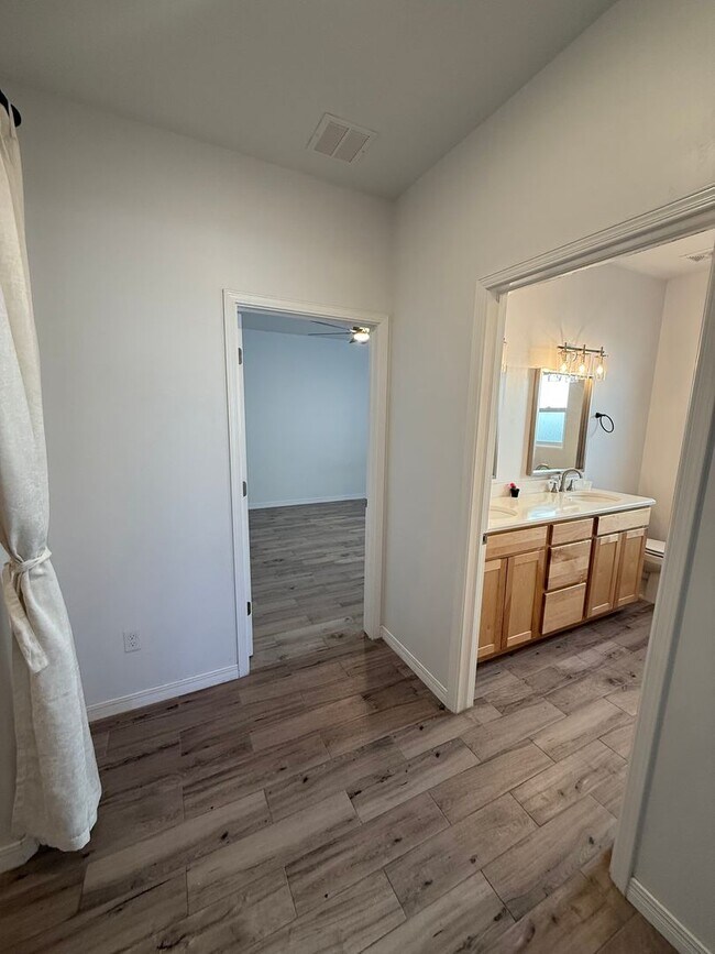 Building Photo - Beautiful home in Sonoma Springs! 4bed, 2.5 baths