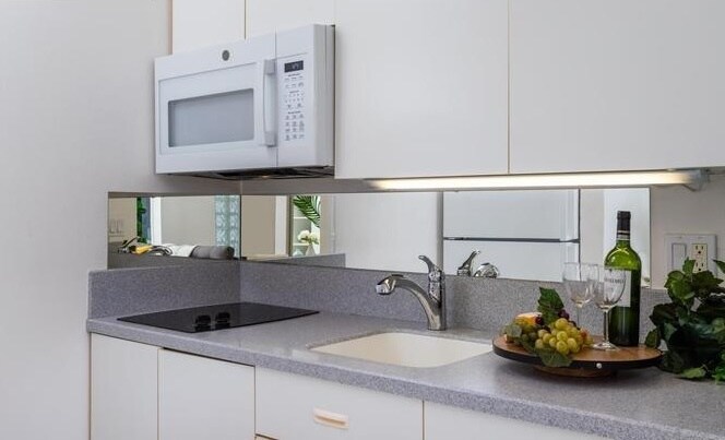 Building Photo - 6 Commodore Dr