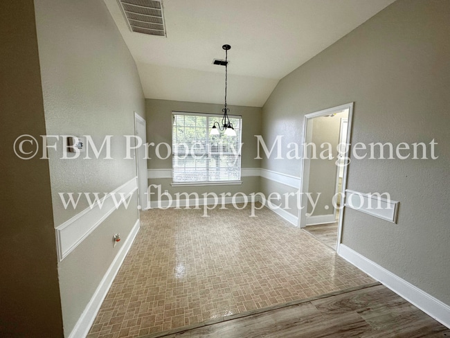 Building Photo - 801 Oak Dr