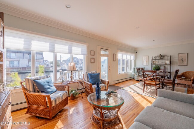 Building Photo - 409 6th Ave