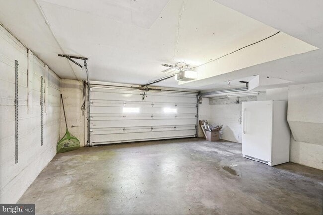 Building Photo - 5916 Greentree Rd