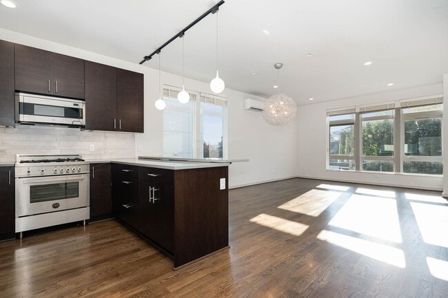 Building Photo - 3bd/1.75ba Seattle Townhome