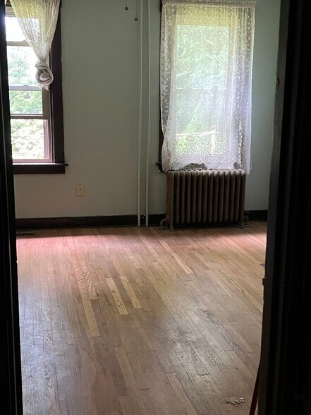 bedroom - 382 S Winebiddle St