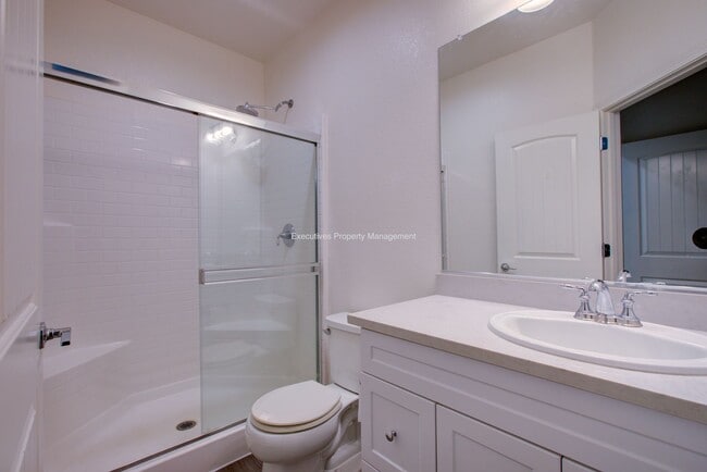 Building Photo - 495 Daffodil Dr