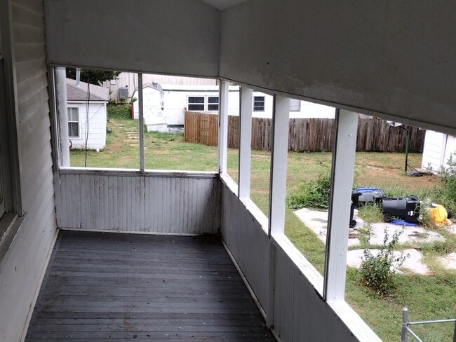 Building Photo - LARGE 3 BEDROOM 2 BATH HOME IN DOWNTOWN RO...